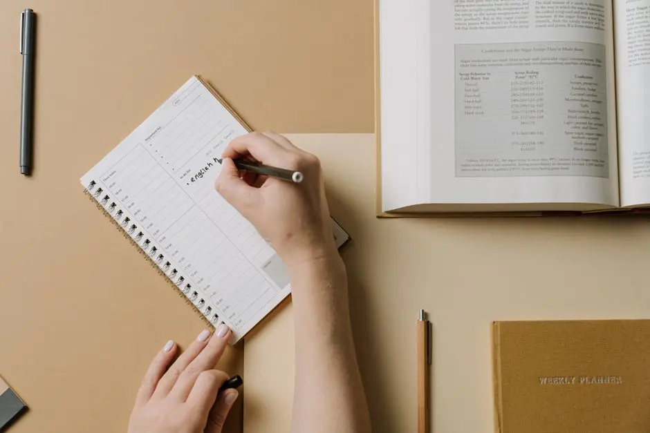Contoh agenda acara pemula yang tertulis rapi di buku catatan